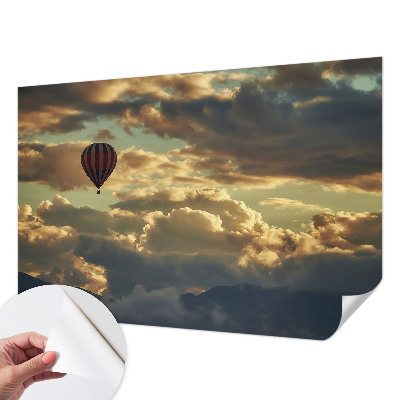 Självhäftande fototapet med motiv av en ballong bland molnen