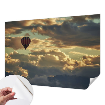 Självhäftande fototapet med motiv av en ballong bland molnen