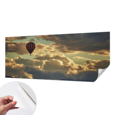 Självhäftande fototapet med motiv av en ballong bland molnen