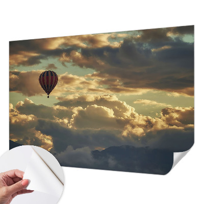 Självhäftande fototapet med motiv av en ballong bland molnen
