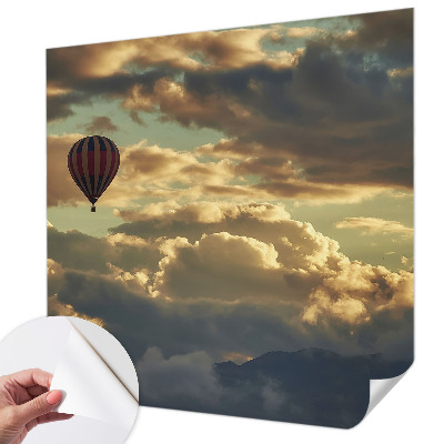 Självhäftande fototapet med motiv av en ballong bland molnen