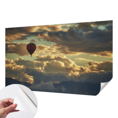 Självhäftande fototapet med motiv av en ballong bland molnen