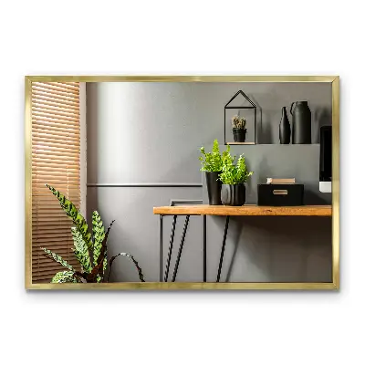 Stor spegel med guldram i elegant design
