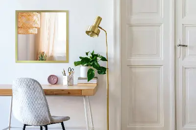 Stor spegel med guldram i elegant design