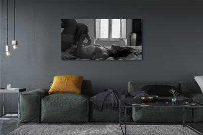 Bild på canvas En kvinna som ligger ner och tittar på fönstret