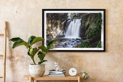 Mossbild Ett vattenfall omgivet av träd
