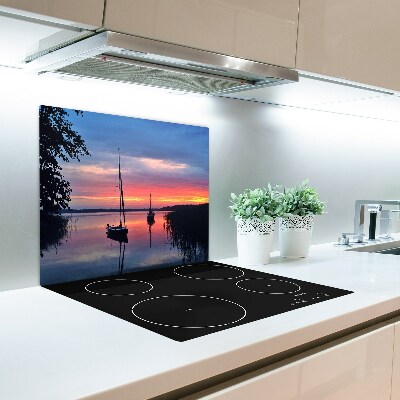 Skärbräda i glas Segelbåtar vid solnedgången