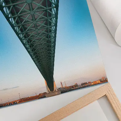 Hållbar väggposter med motiv av fackverksbro med symmetrisk struktur