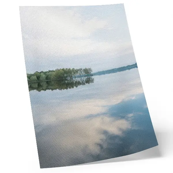 Väggaffisch i dekorativ design landskap med träd och reflekterande vattenspegel under en lugn himmel