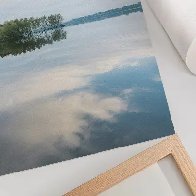 Väggaffisch i dekorativ design landskap med träd och reflekterande vattenspegel under en lugn himmel