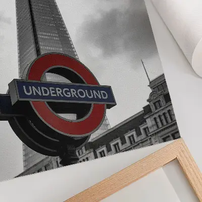 Poster med minimalistisk komposition av en modern skyskrapa och tunnelbaneskylt
