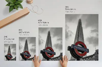 Poster med minimalistisk komposition av en modern skyskrapa och tunnelbaneskylt