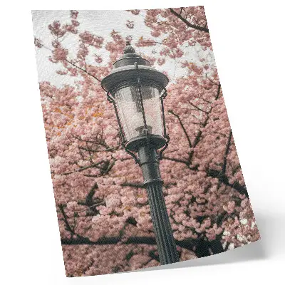 Dekorativ väggaffisch med motiv av rosa träd och svart lykta i nostalgisk stil
