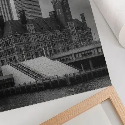 Hållbar väggposter höghus som en historisk byggnad med färgkontrast