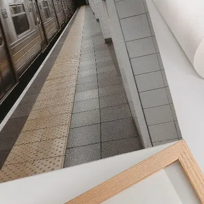 Poster modern tunnelbaneplattform med dynamisk arkitektur