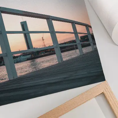 Hållbar väggposter med motiv av balustrad i solnedgång över vattnet