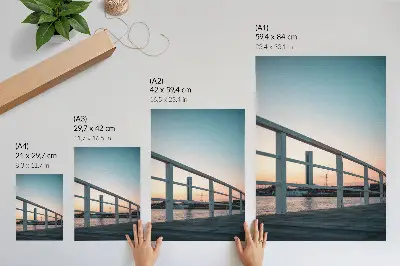 Hållbar väggposter med motiv av balustrad i solnedgång över vattnet