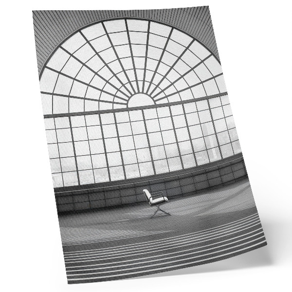 Hållbar väggposter Stora välvda fönster minimalistisk stol.