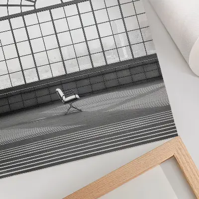 Hållbar väggposter minimalistisk stol med stora välvda fönster