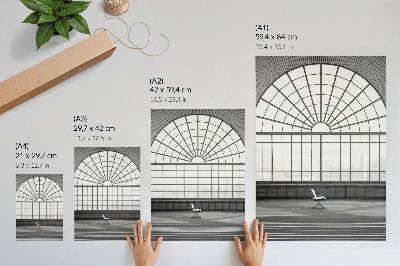 Hållbar väggposter Stora välvda fönster minimalistisk stol.