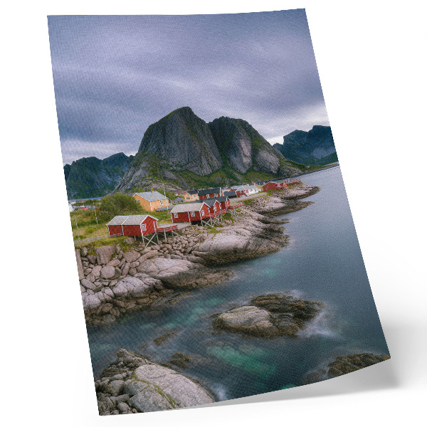 Hållbar väggposter Röda hus, berg, vatten i bakgrunden, fridfull atmosfär