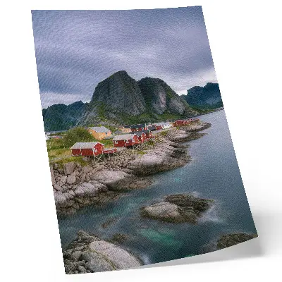 Hållbar väggposter med motiv av röda hus vid en sjö med berg i bakgrunden