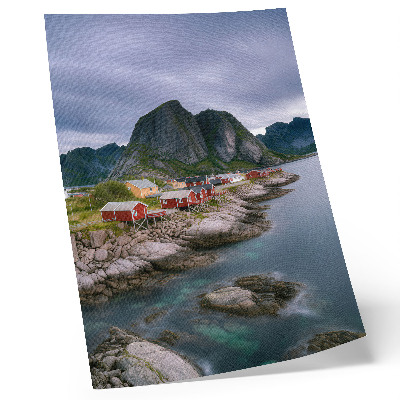 Hållbar väggposter Röda hus, berg, vatten i bakgrunden, fridfull atmosfär