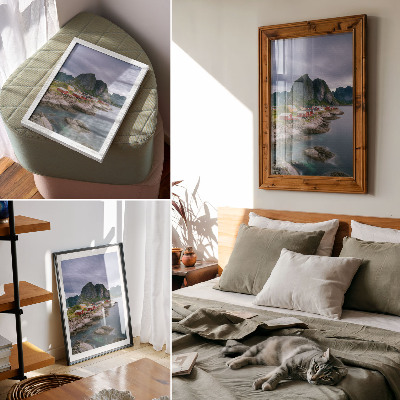 Hållbar väggposter Röda hus, berg, vatten i bakgrunden, fridfull atmosfär
