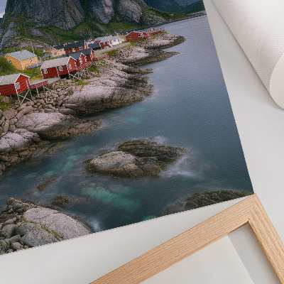 Hållbar väggposter Röda hus, berg, vatten i bakgrunden, fridfull atmosfär