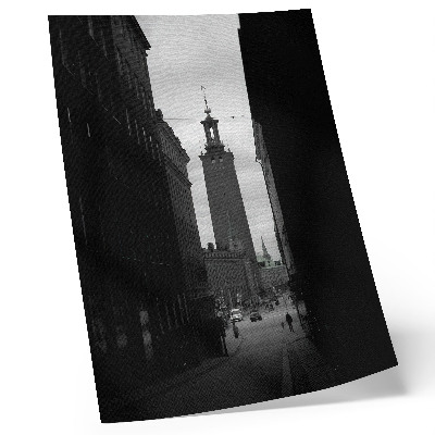 Hållbar väggposter Svartvit gata med ett torn i det monumentala centrumet