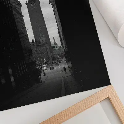 Väggposter svartvitt motiv av en gata med torn i centrum