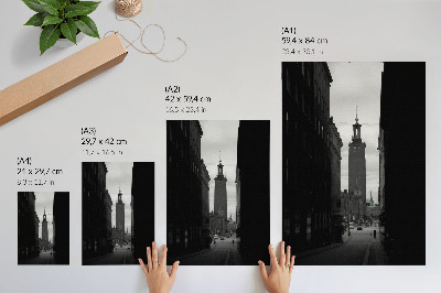Hållbar väggposter Svartvit gata med ett torn i det monumentala centrumet