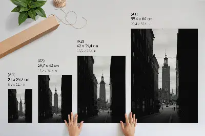 Väggposter svartvitt motiv av en gata med torn i centrum