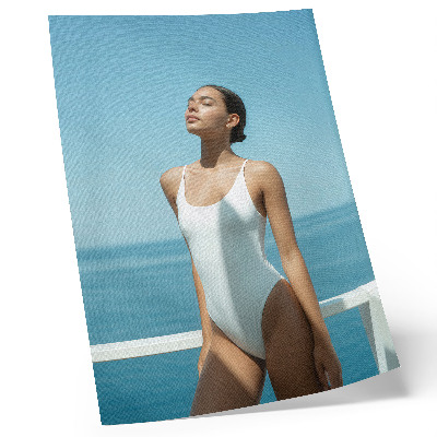 Dekorativ väggaffisch Kvinna mot havsbakgrunden ljusa färger minimalism
