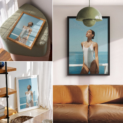 Dekorativ väggaffisch Kvinna mot havsbakgrunden ljusa färger minimalism