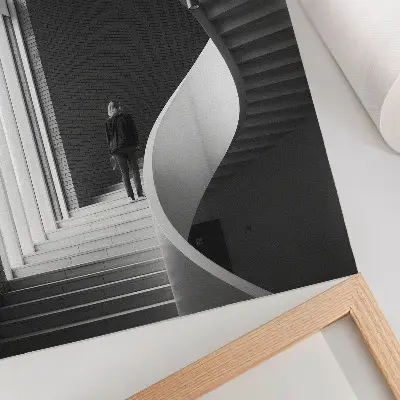 Poster spiraltrappa med minimalistisk tegelkontrast
