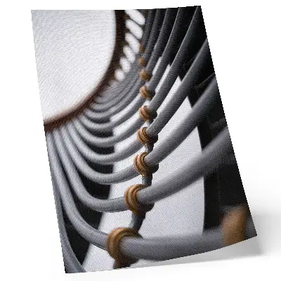 Poster med motiv av rörkurvor i metallstruktur