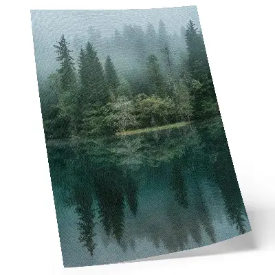 Hållbar väggposter grön skog med djup dimma och reflektion i vattnet