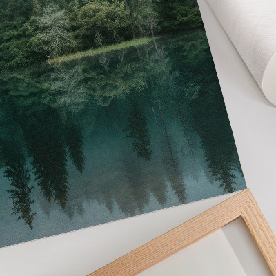 Hållbar väggposter Grön skogsdjup dimma reflektion i vattnet