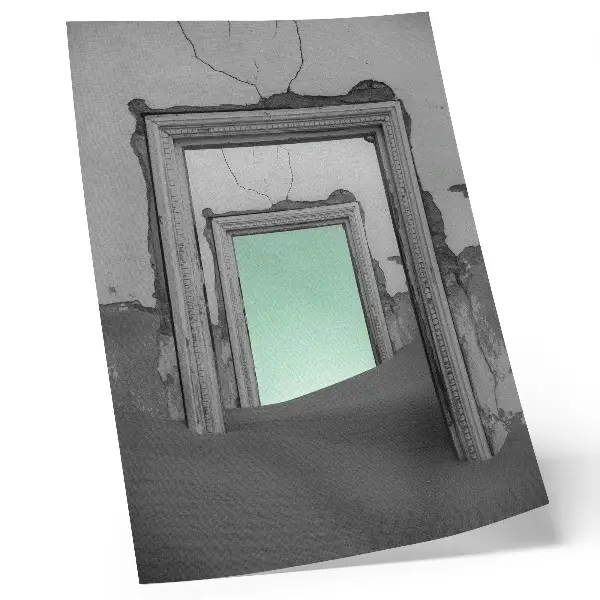 Poster surrealistiskt motiv av en grön öken vid en övergiven byggnad