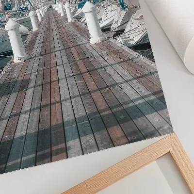 Affisch med motiv av marina yachter vid en brygga under en blå himmel med symmetri