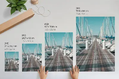 Affisch med motiv av marina yachter vid en brygga under en blå himmel med symmetri
