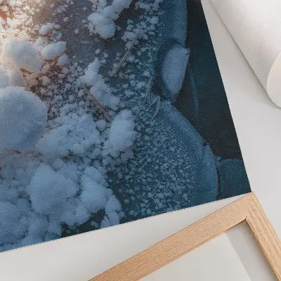 Hållbar väggposter med iskristaller i vita och blå toner för en vinteratmosfär