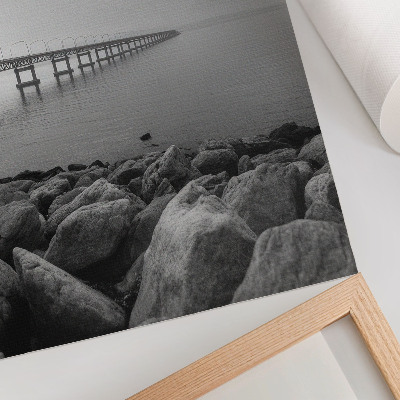 Hållbar väggposter Fridfullt landskap, bro, stenig strand, grå himmel