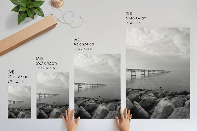 Hållbar väggposter Fridfullt landskap, bro, stenig strand, grå himmel