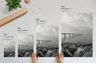 Hållbar väggposter fridfullt landskap med bro och stenig strand under en grå himmel