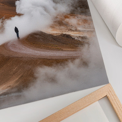 Hållbar väggposter Bruna berg ångande dimma ensam vandrare landskap