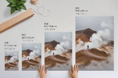 Hållbar väggposter Bruna berg ångande dimma ensam vandrare landskap