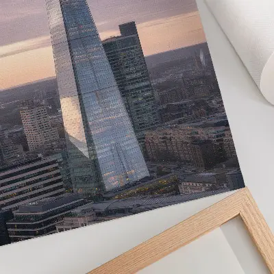 Väggposter skyskrapa i solnedgång med stadsvy