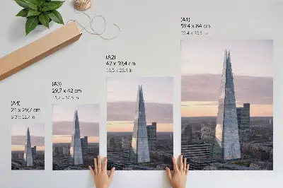 Väggposter skyskrapa i solnedgång med stadsvy